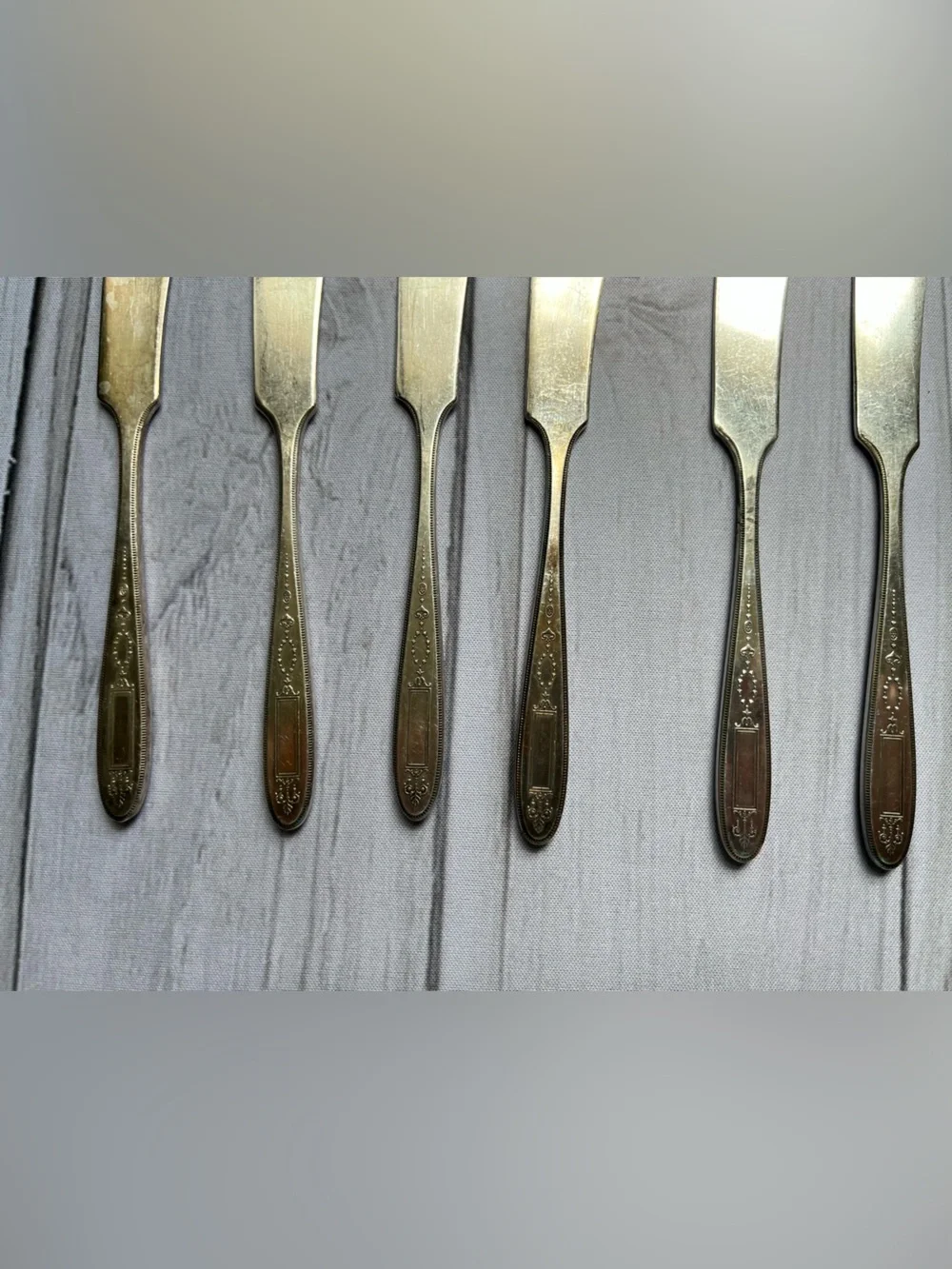 Set of 6 Oneida Community Plate Grosvenor flat handle butter spreaders.
